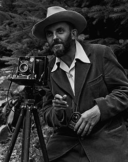 250px-Ansel_Adams_and_camera.jpg : 흑백사진 노화우좀 가르쳐 주세요