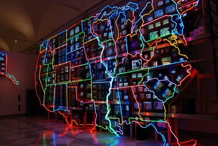 백남준 씨 작품 (700x469).jpg