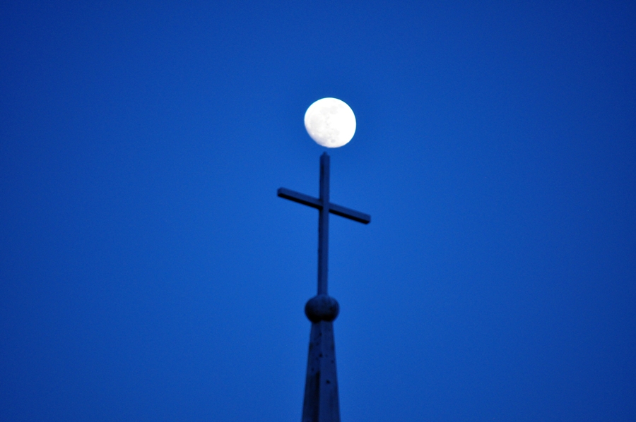 crossmoon1.JPG : 달과 함께