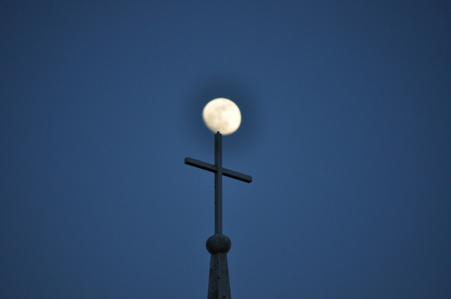 crossmoon2.JPG : 달과 함께